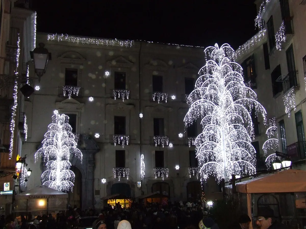 Installazione luminosa con edifici illuminati di notte a Salerno