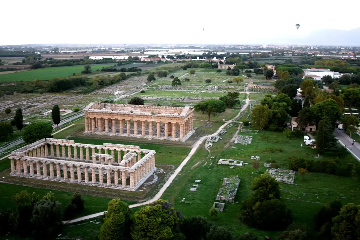 Vista aerea dei templi greci di Paestum con il Tempio di Era e di Poseidone in primo piano